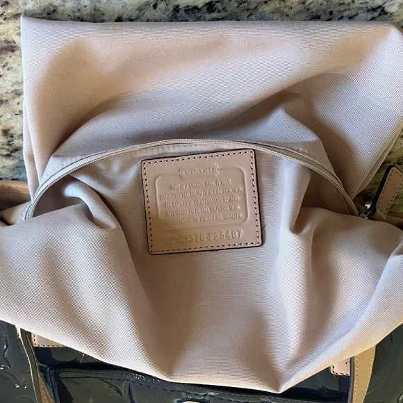 Coach F25487 Gallery Tote Patent Leather Navy Beige Trim Shoulder Bag Excellent - Picture 12 of 14